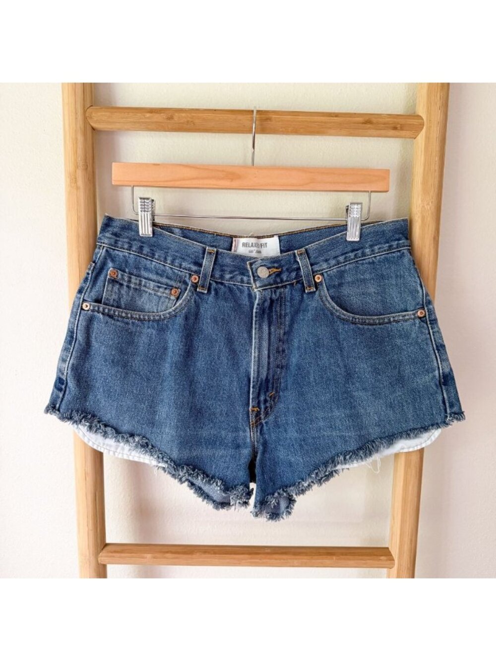 Levi’s 550 Relaxed Fit Cut Off Denim Shorts Medium Wash W33 Distressed